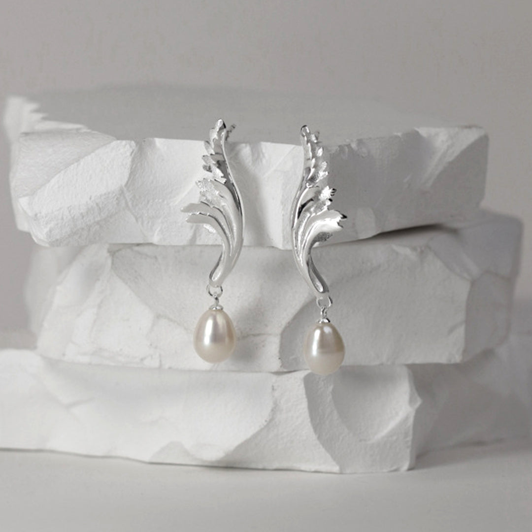 Acanthus-Leaf-With-Pearl-Earrings_1