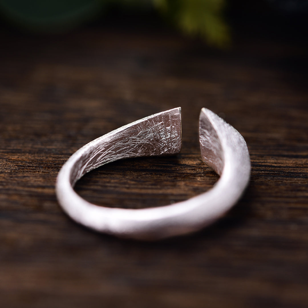 Adjustable-Ring-With-Geometric-Shape-Brushed-By-Yonandole_3