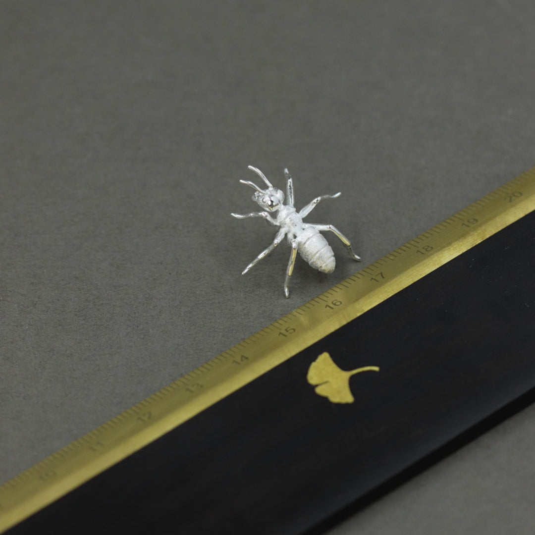 Ant-Brooch-By-Yonandole_2