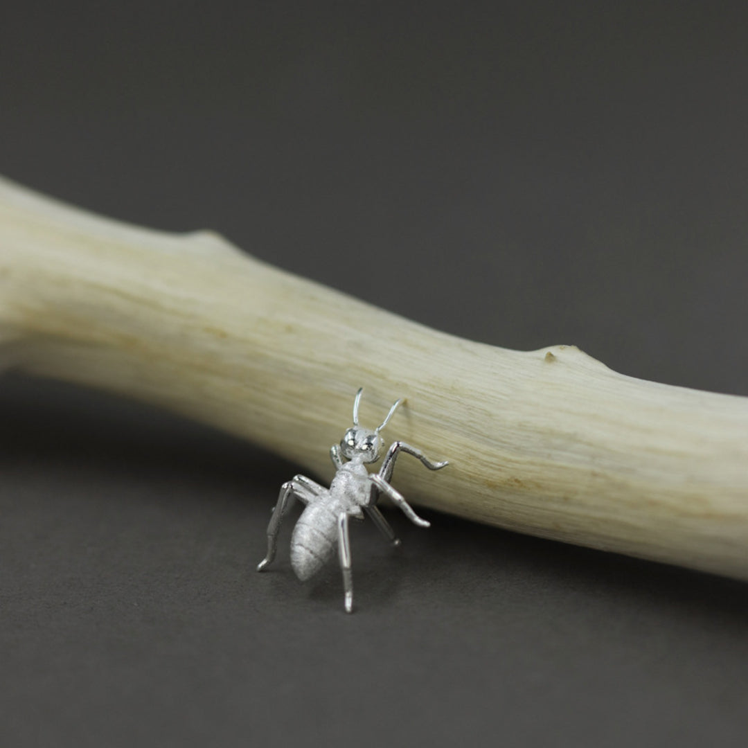 Ant-Brooch-By-Yonandole_4