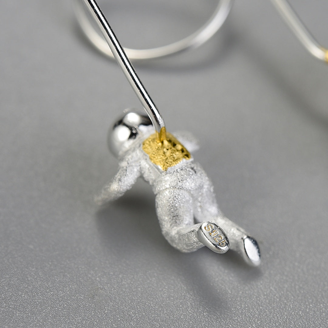 Astronaut-Earrings-By-Yonandole_4