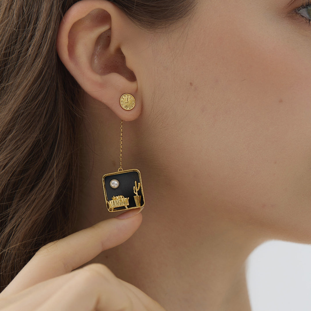 Cat-At-Home-Earrings-By-Yonandole_9b