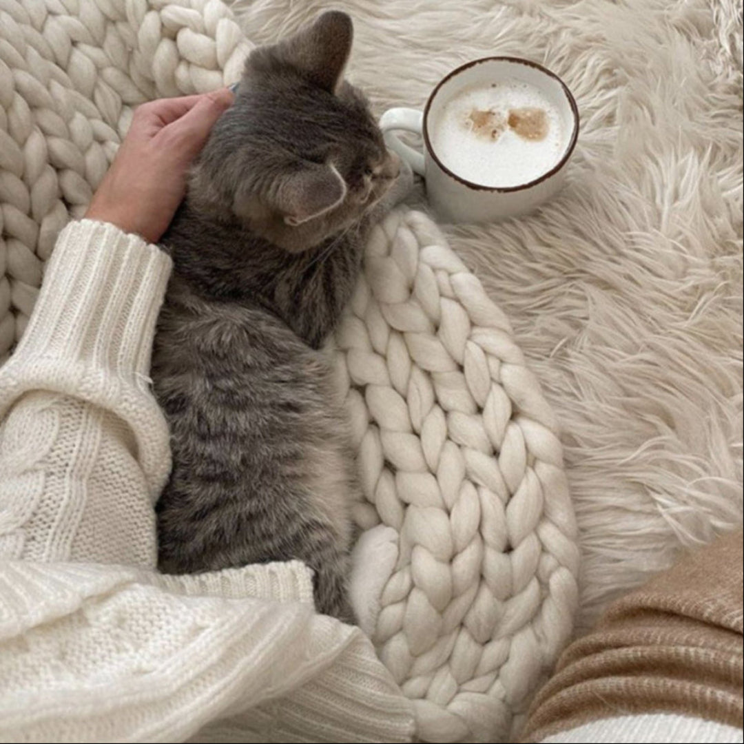 Cat-At-Home-Pendant-By-Yonandole_10c