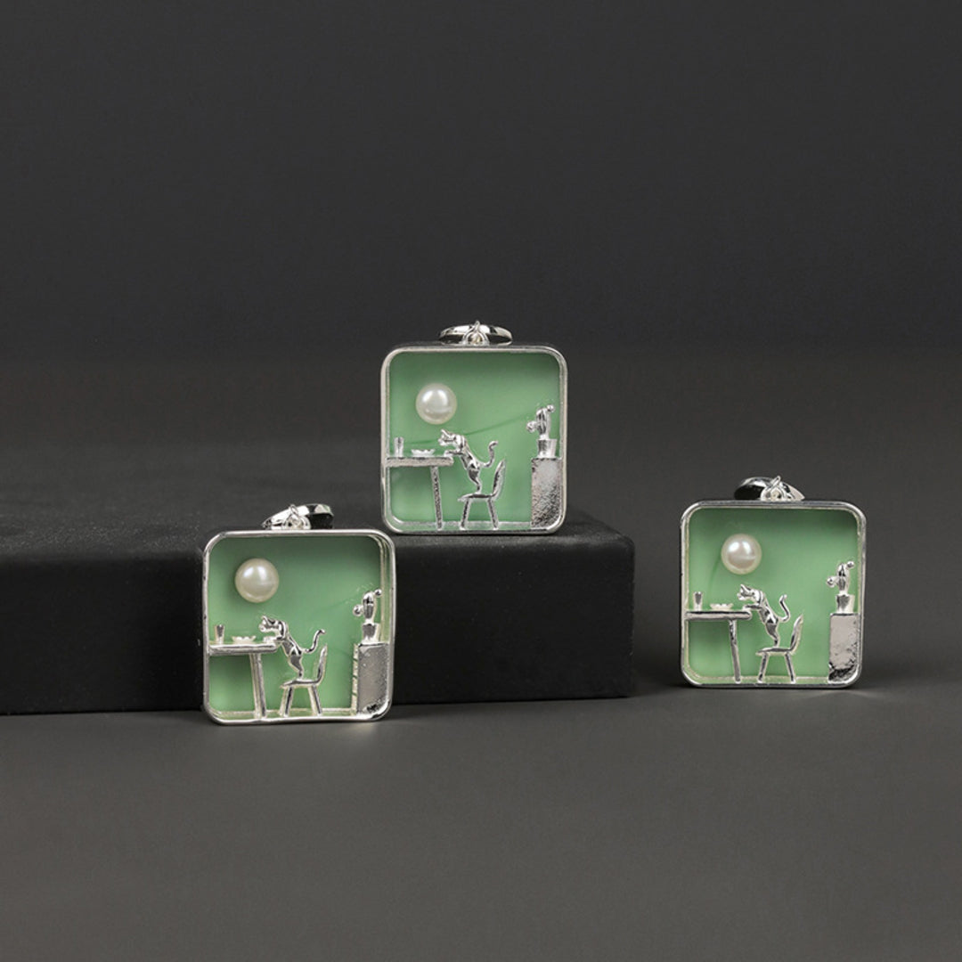 Cat-At-Home-Pendant-By-Yonandole_2c