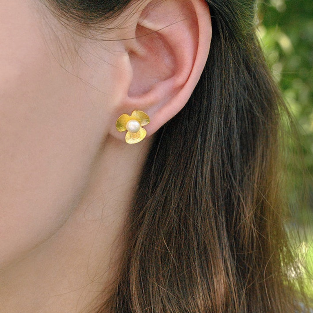 Clover-Earrings-With-Freshwater-Pearl-By-Yonandole_14