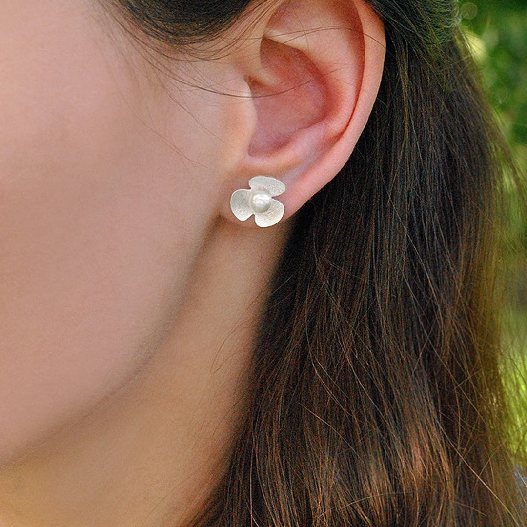 Clover-Earrings-With-Freshwater-Pearl-By-Yonandole_4