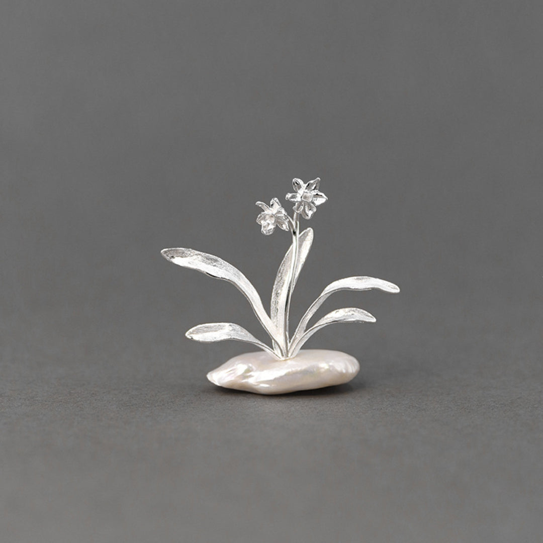 Daffodil-Brooch-With-Baroque-Pearl-By-Yonandole_2