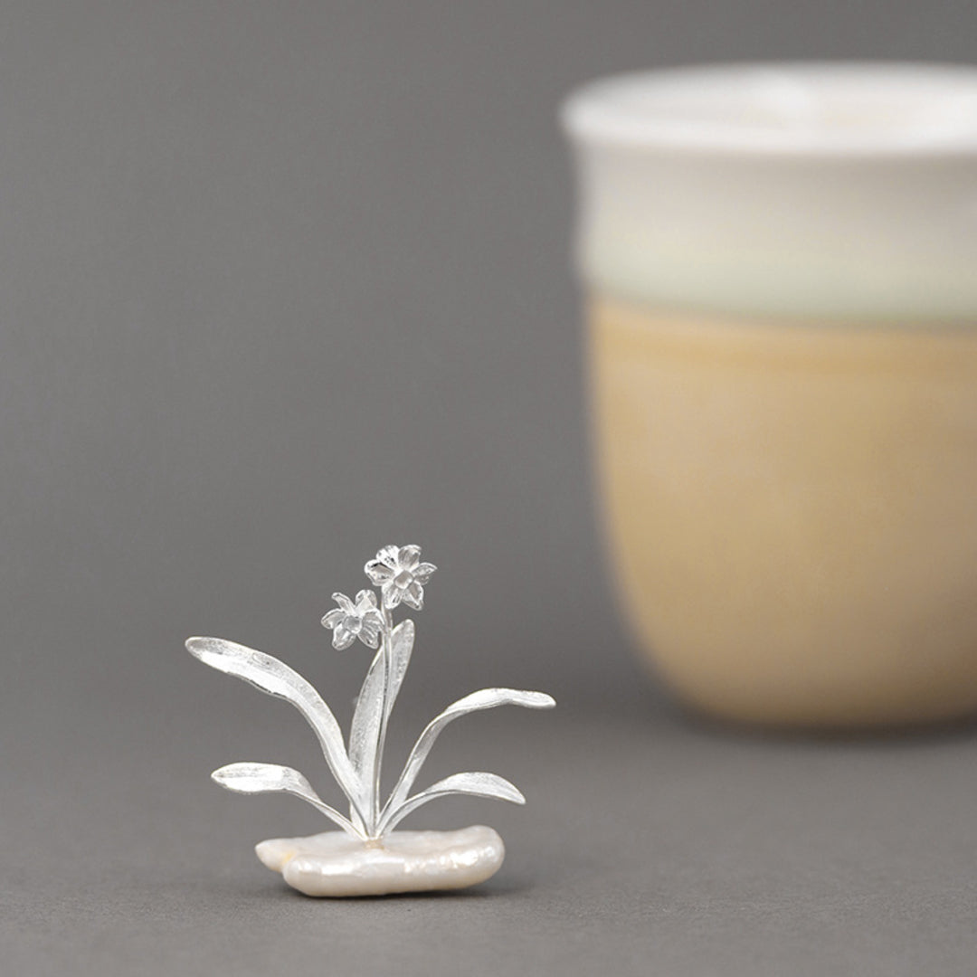 Daffodil-Brooch-With-Baroque-Pearl-By-Yonandole_3