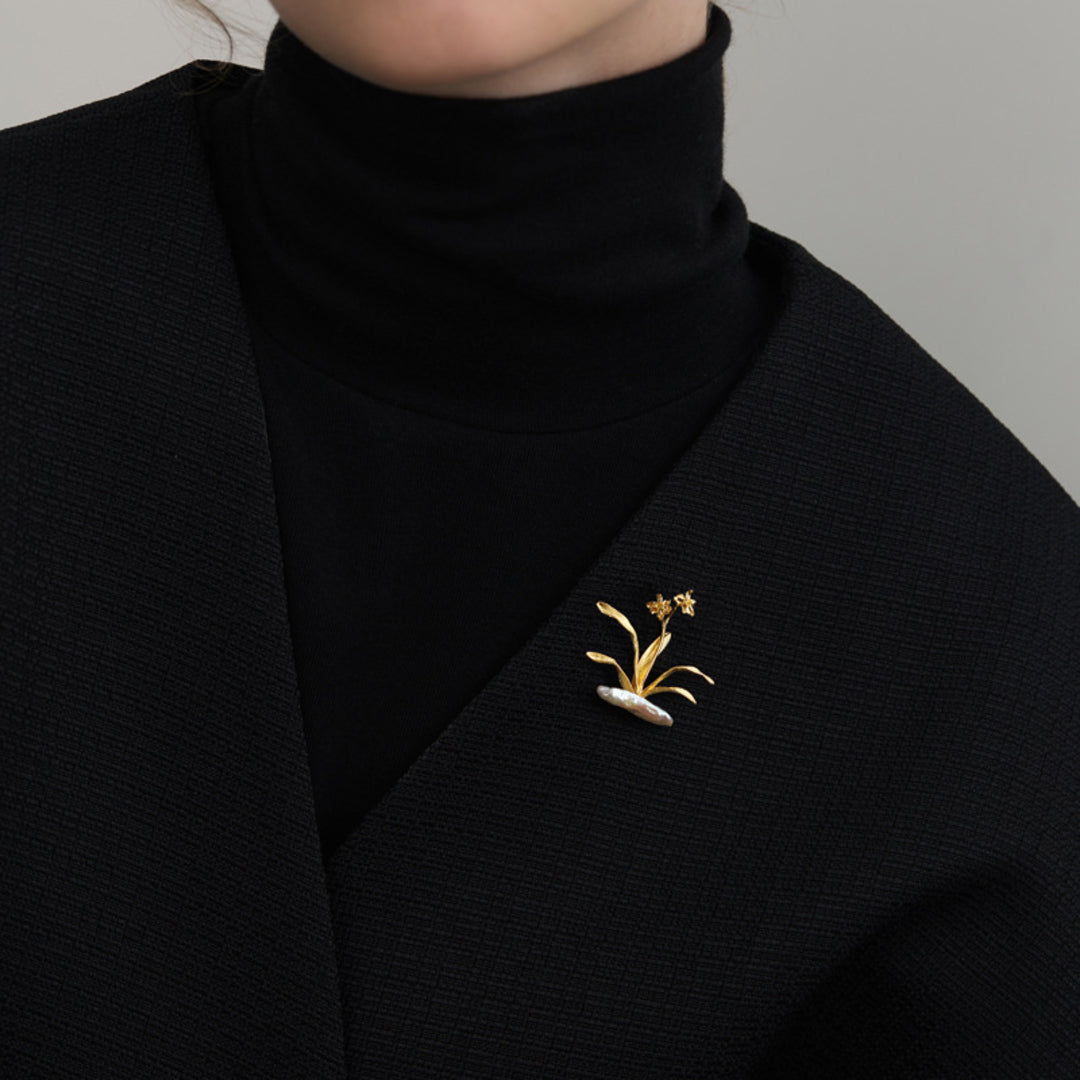 Daffodil-Brooch-With-Baroque-Pearl-By-Yonandole_6