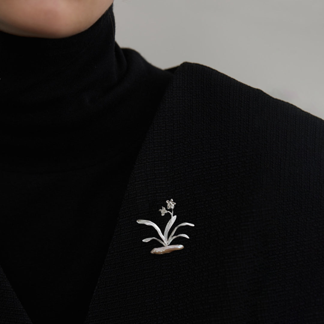 Daffodil-Brooch-With-Baroque-Pearl-By-Yonandole_7