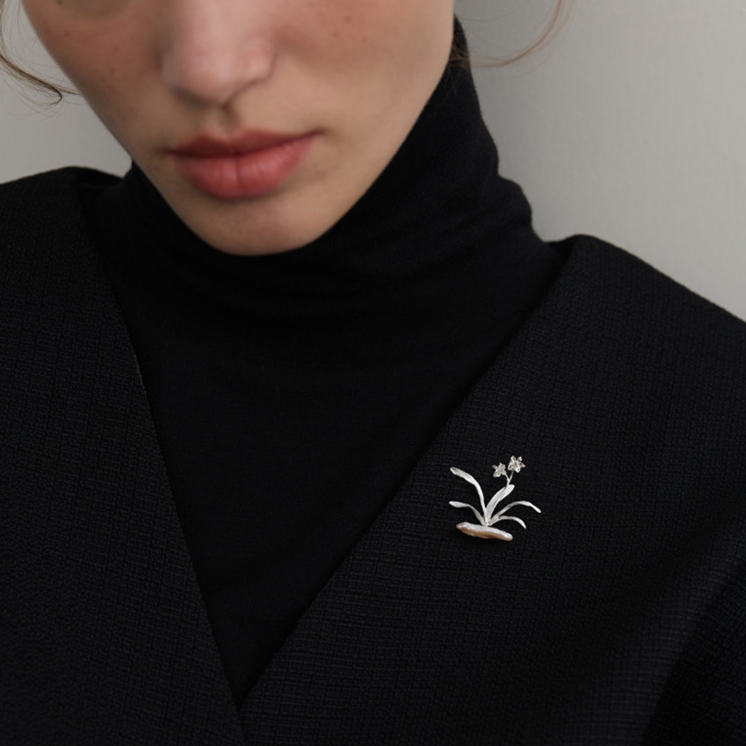 Daffodil-Brooch-With-Baroque-Pearl-By-Yonandole_8