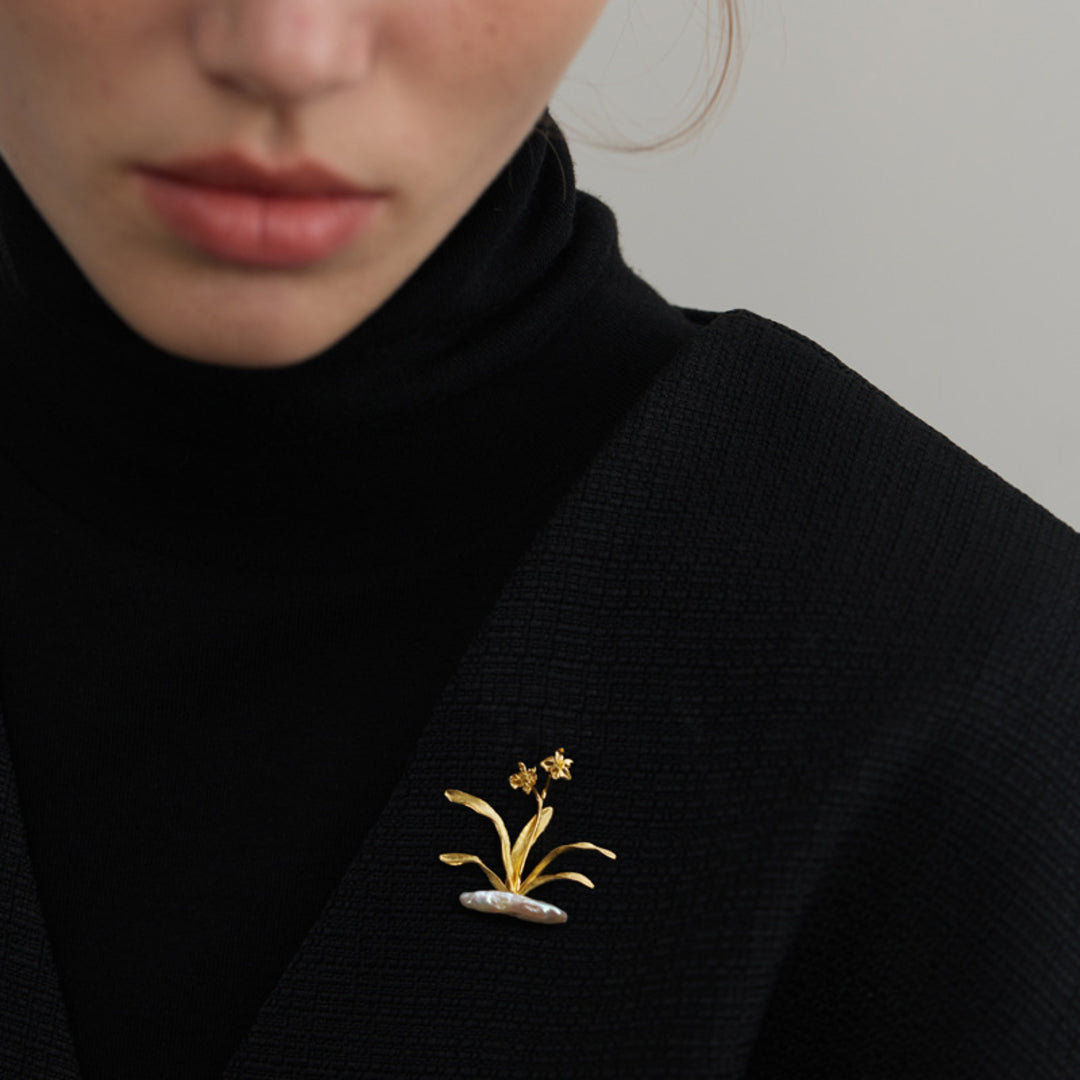 Daffodil-Brooch-With-Baroque-Pearl-By-Yonandole_9