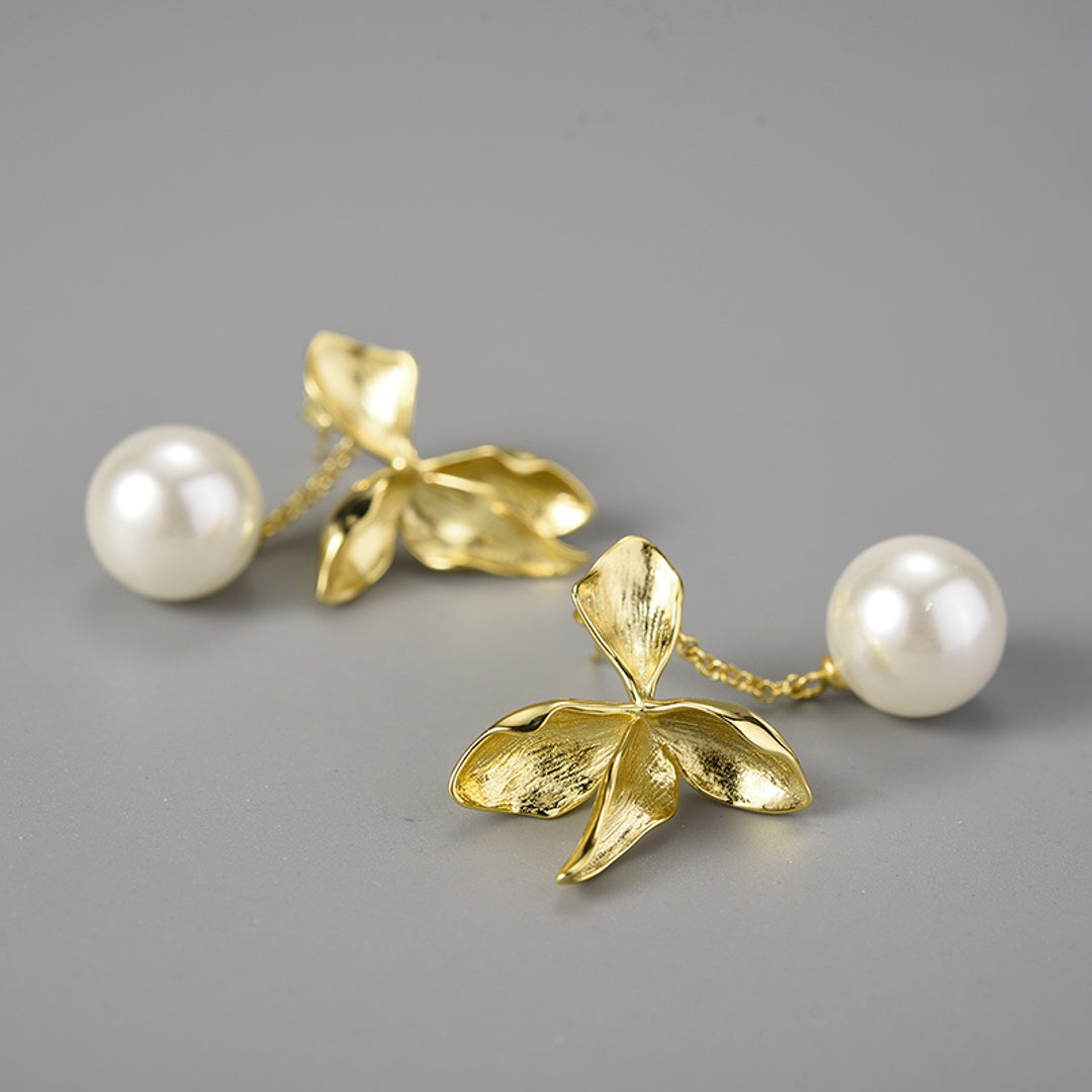 Flower-Earrings-With-White-Shell-Pearl-By-Yonandole_3