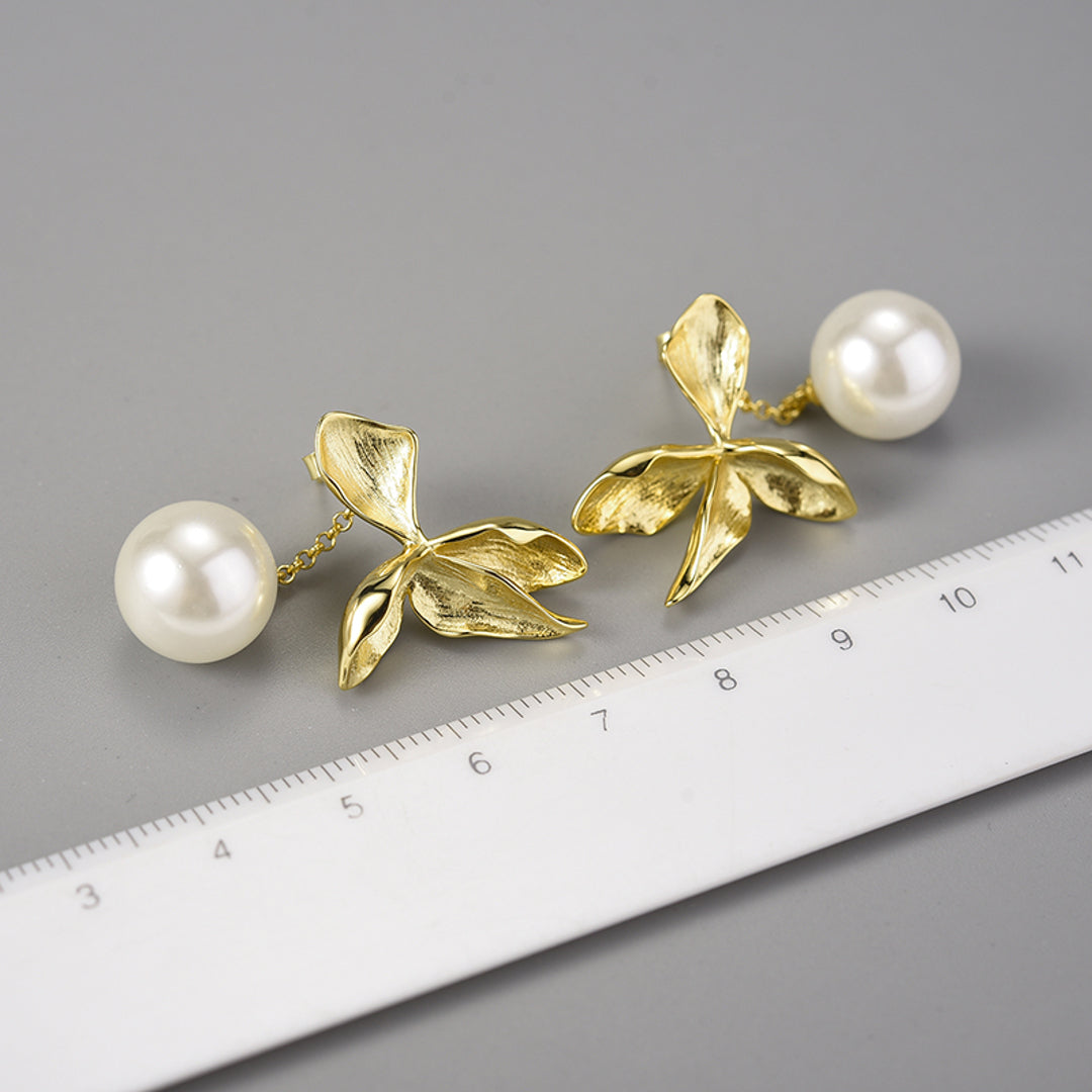 Flower-Earrings-With-White-Shell-Pearl-By-Yonandole_4