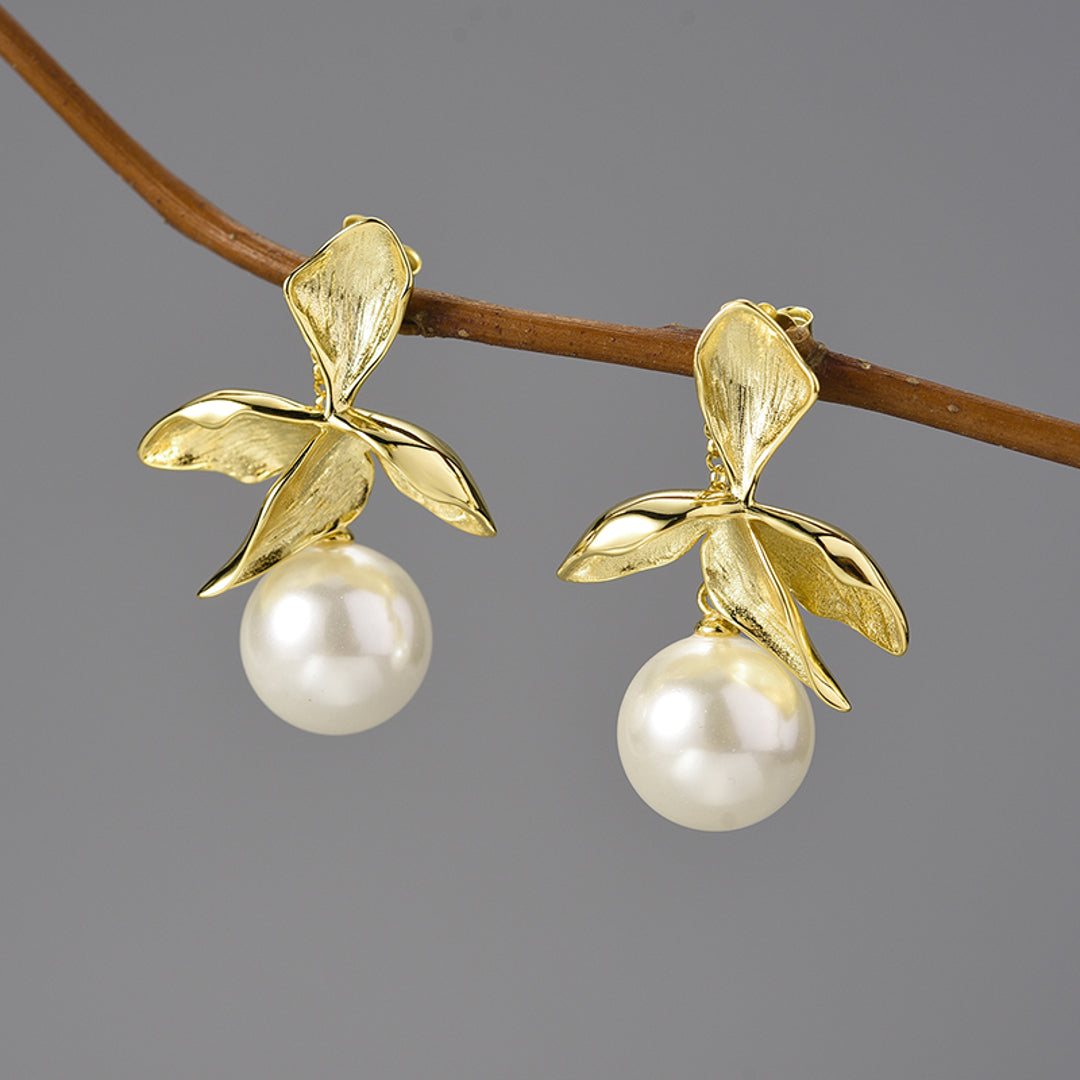 Flower-Earrings-With-White-Shell-Pearl-By-Yonandole_8