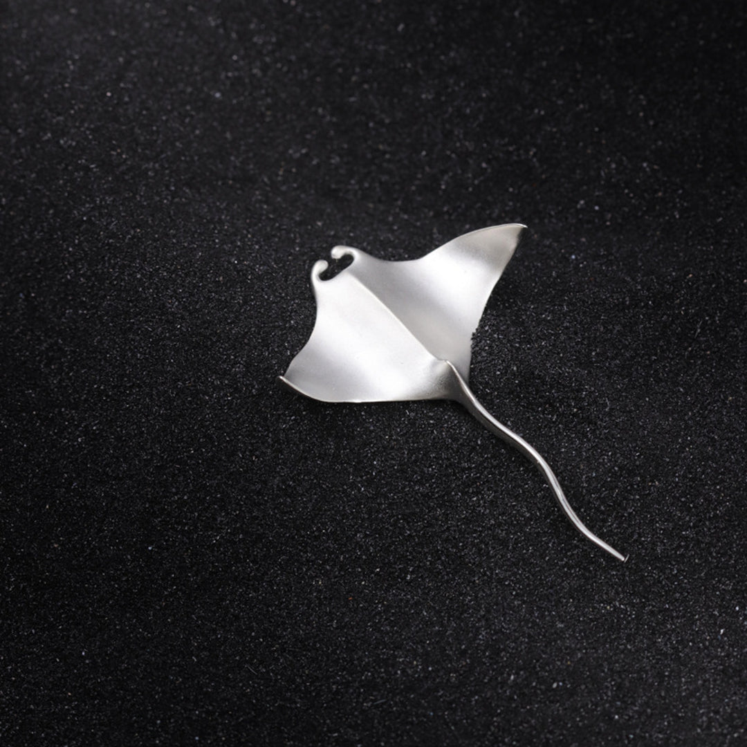 Manta-Ray-Brooch-By-Yonandole_3