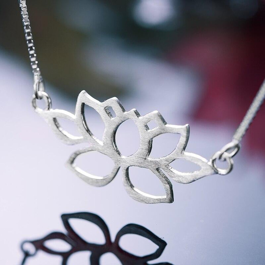 Necklace-With-Lotus-Flower-By-Yonandole_3