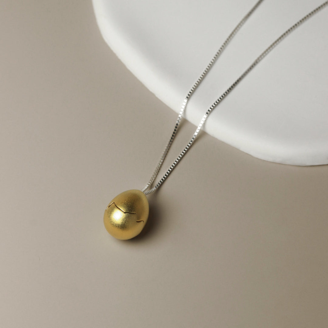 Necklace-With-Surprise-Egg-Pendant-By-Yonandole_10
