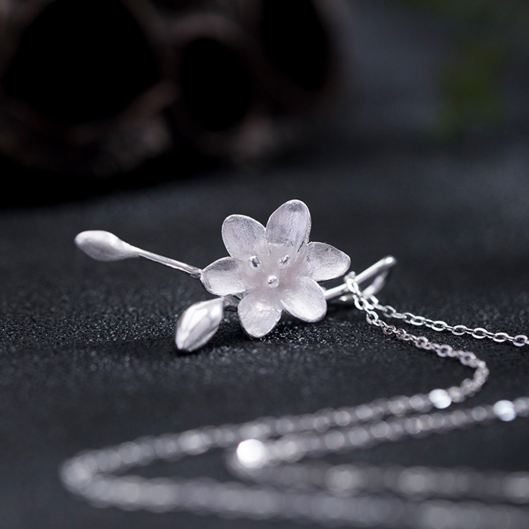 Necklace-With-Trumpet-Flower-Pendant-By-Yonandole_1