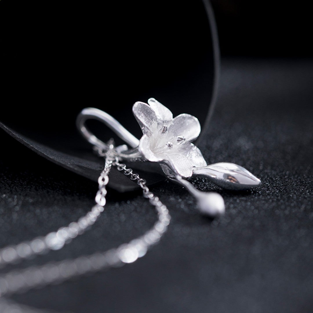 Necklace-With-Trumpet-Flower-Pendant-By-Yonandole_3