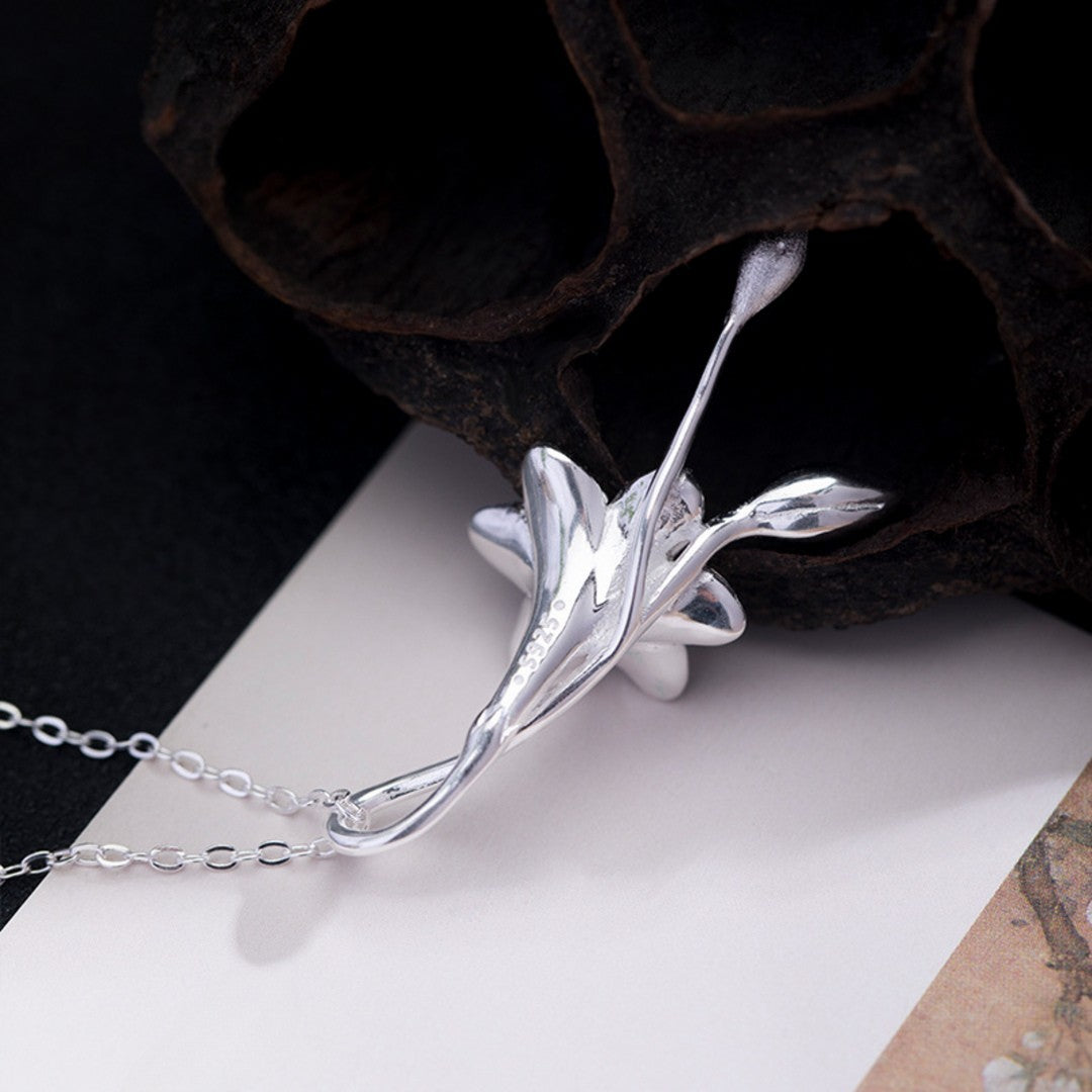 Necklace-With-Trumpet-Flower-Pendant-By-Yonandole_4