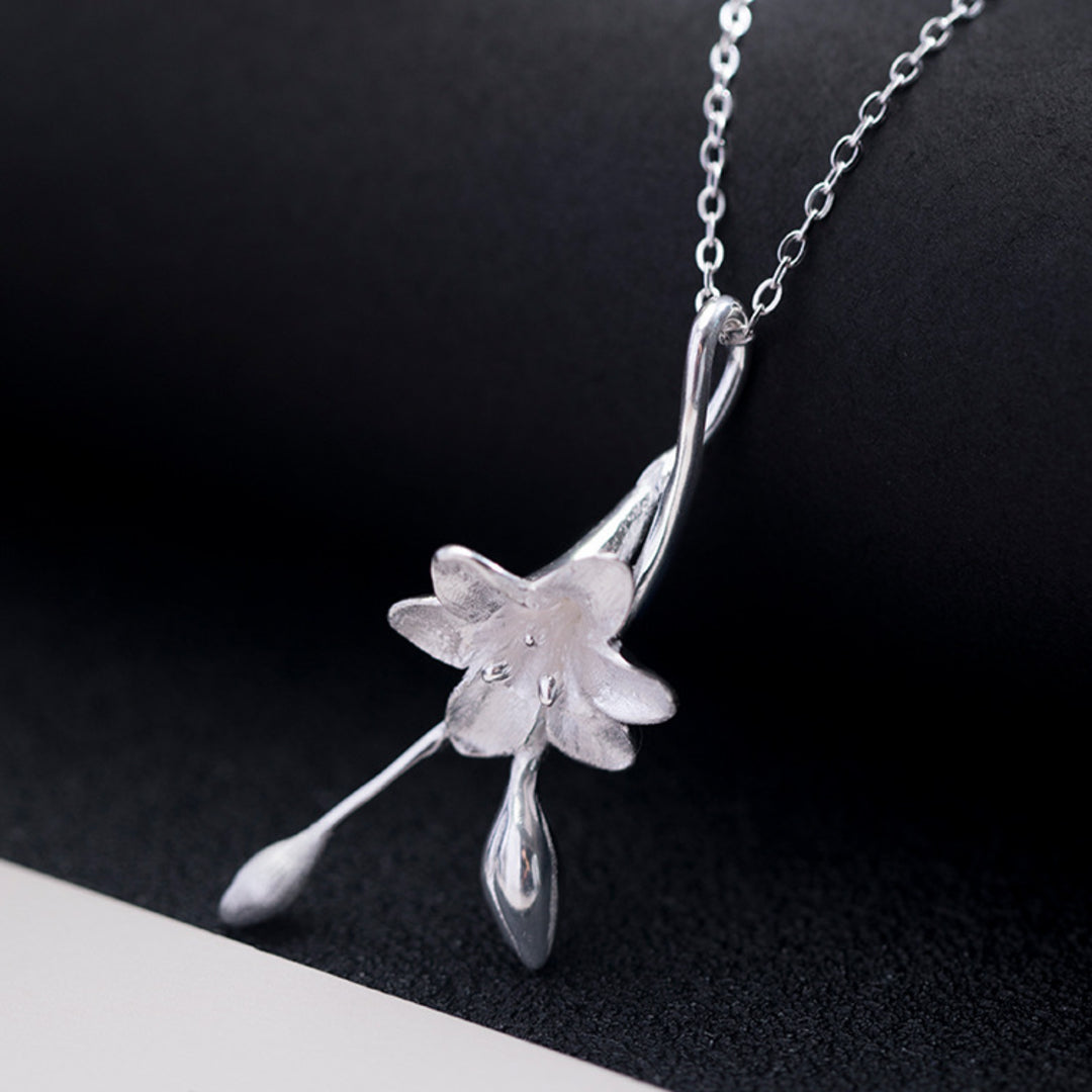Necklace-With-Trumpet-Flower-Pendant-By-Yonandole_7