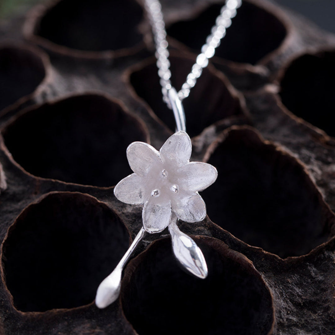 Necklace-With-Trumpet-Flower-Pendant-By-Yonandole_8