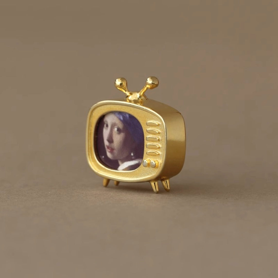 Retro-TV-Brooch-By-Yonandole_1_1