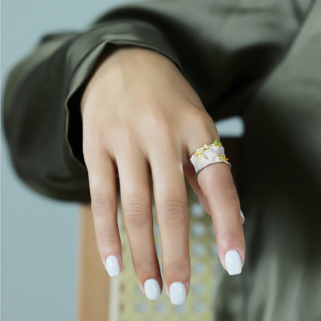 Ring-With-Bamboo-Leaves-And-Gemstone-By-Yonandole_5a