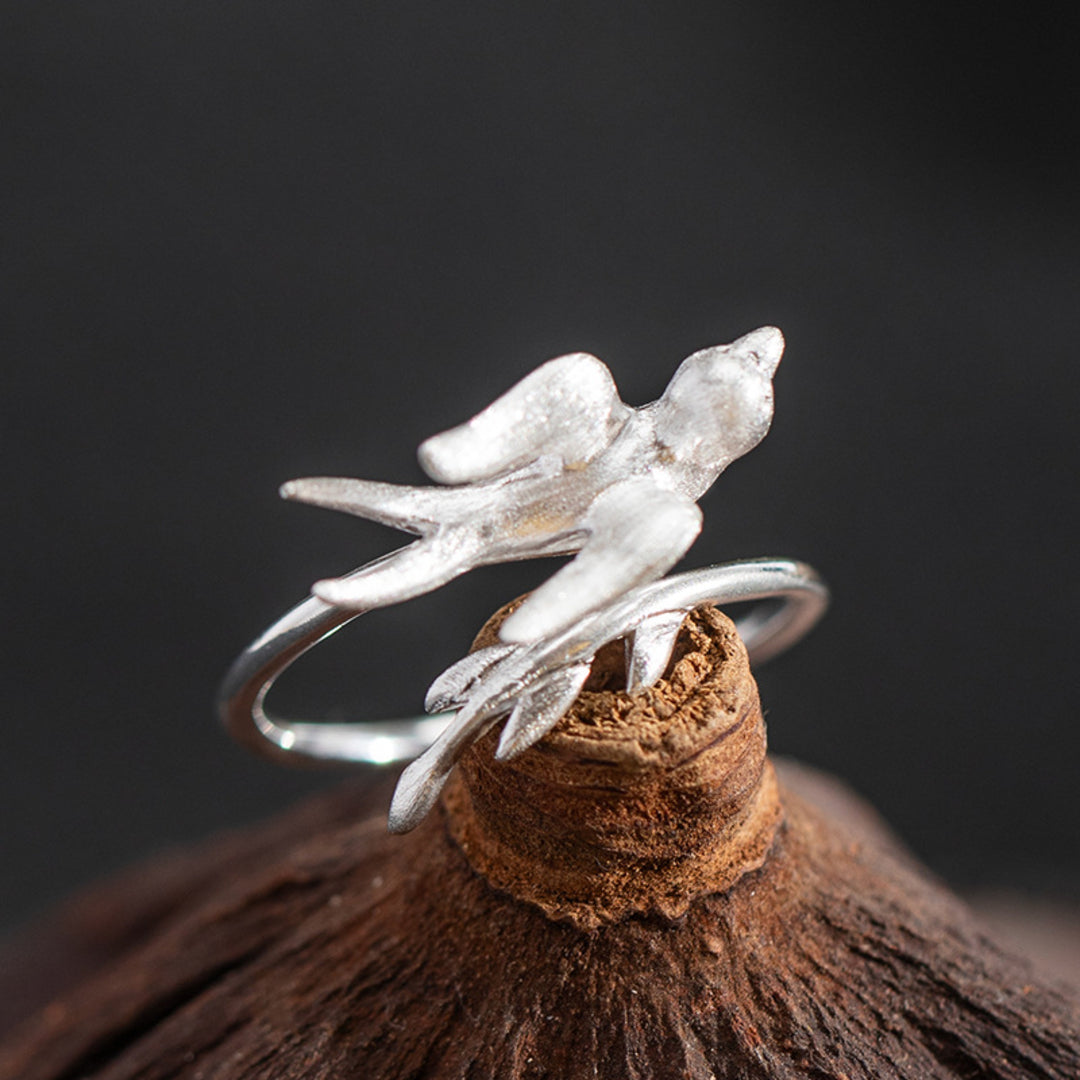 Ring-With-Swallow-By-Yonandole_4
