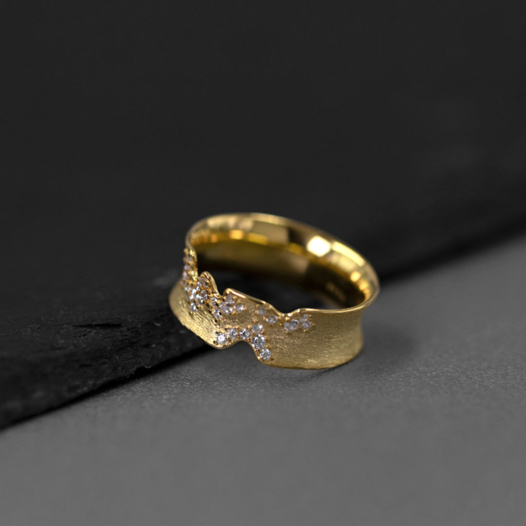 Ring-With-Uneven-Edges-And-Cubic-Zirconia-By-Yonandole_10