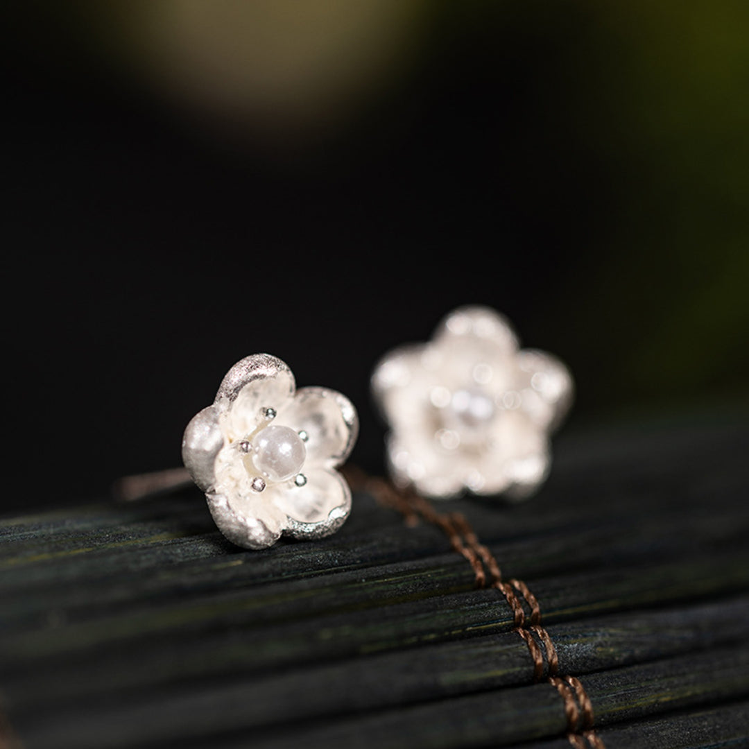 Small-Flower-Earrings-With-Pearl-By-Yonandole_3