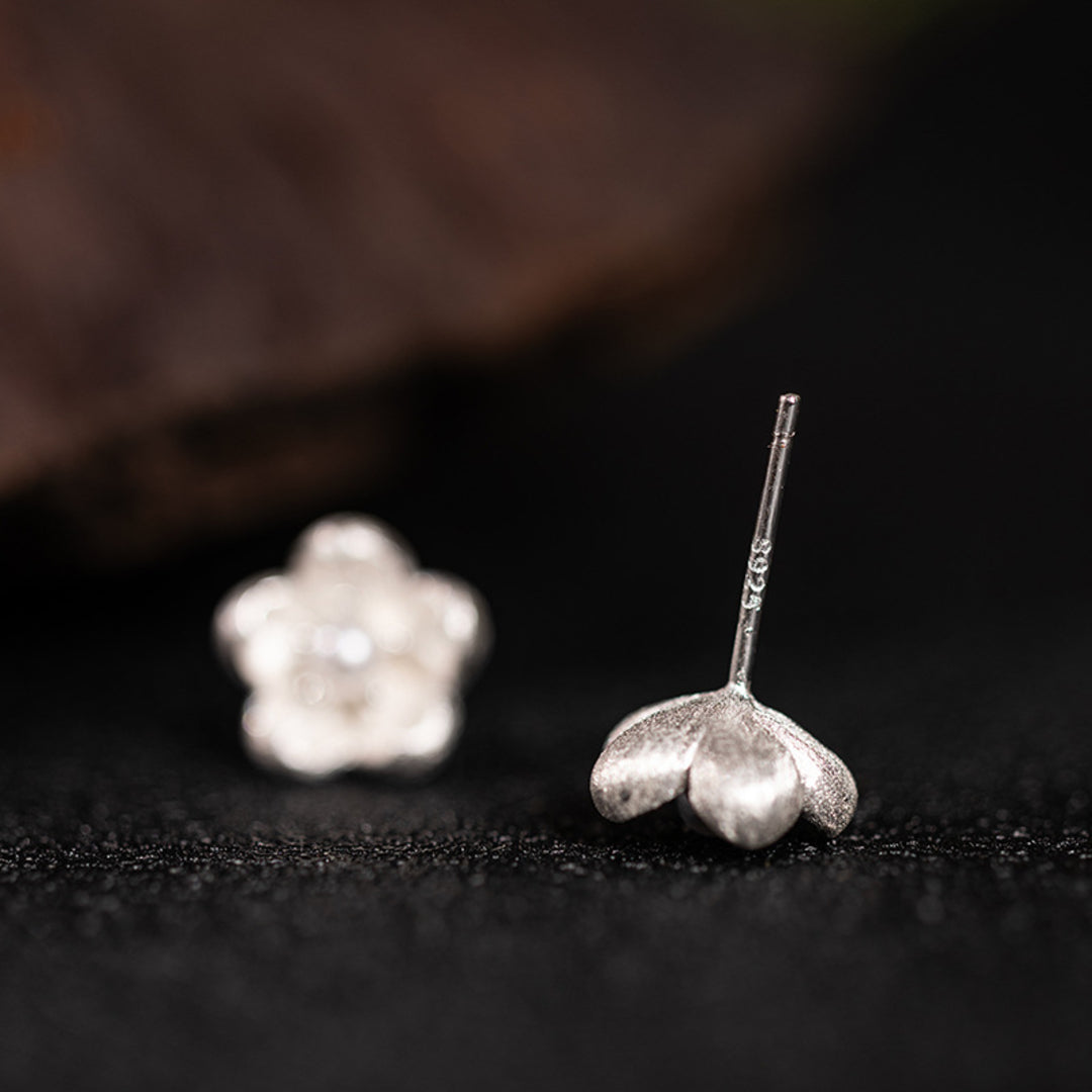 Small-Flower-Earrings-With-Pearl-By-Yonandole_4