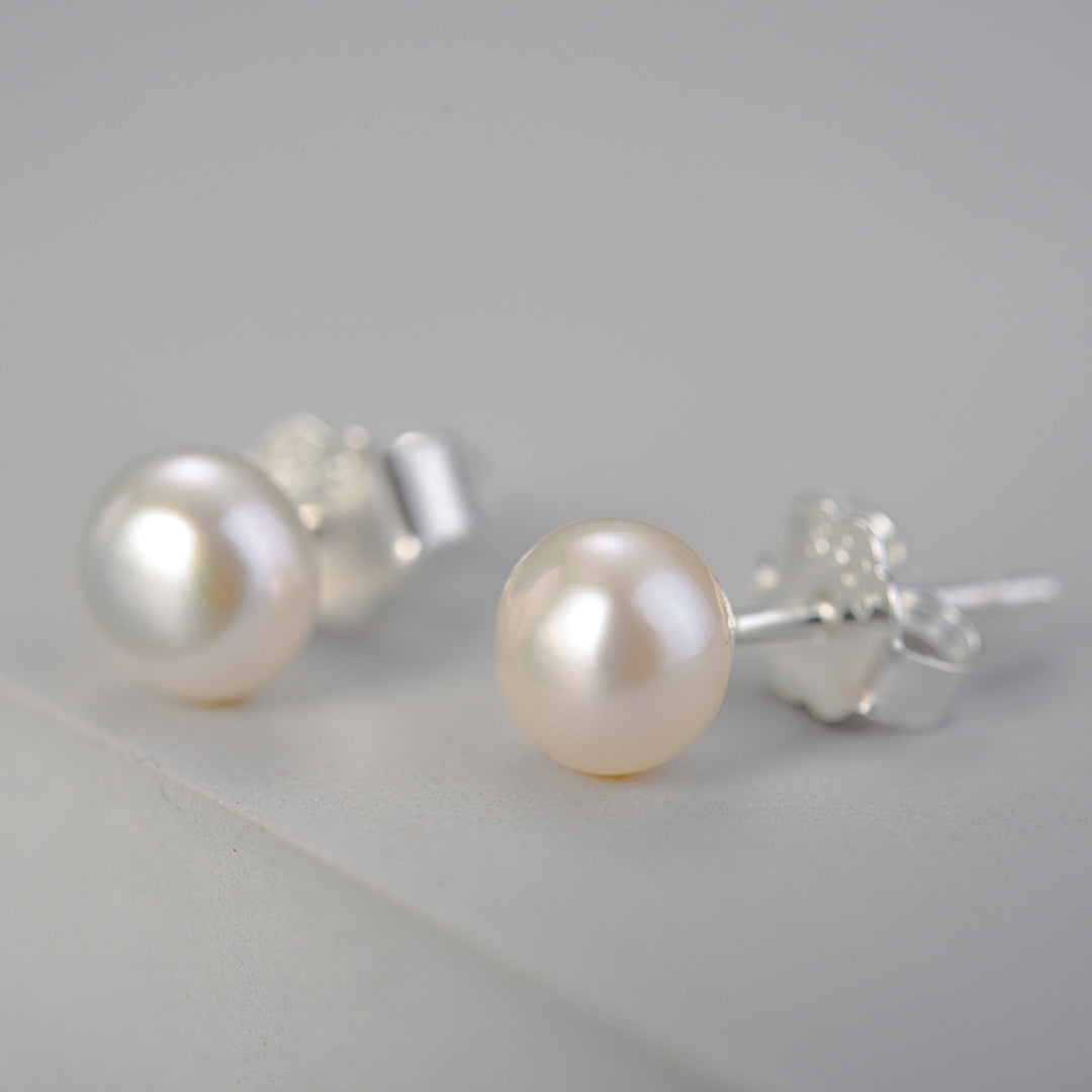 Stud-Earrings-With-A-Small-Freshwater-Pearl-By-Yonandole_4