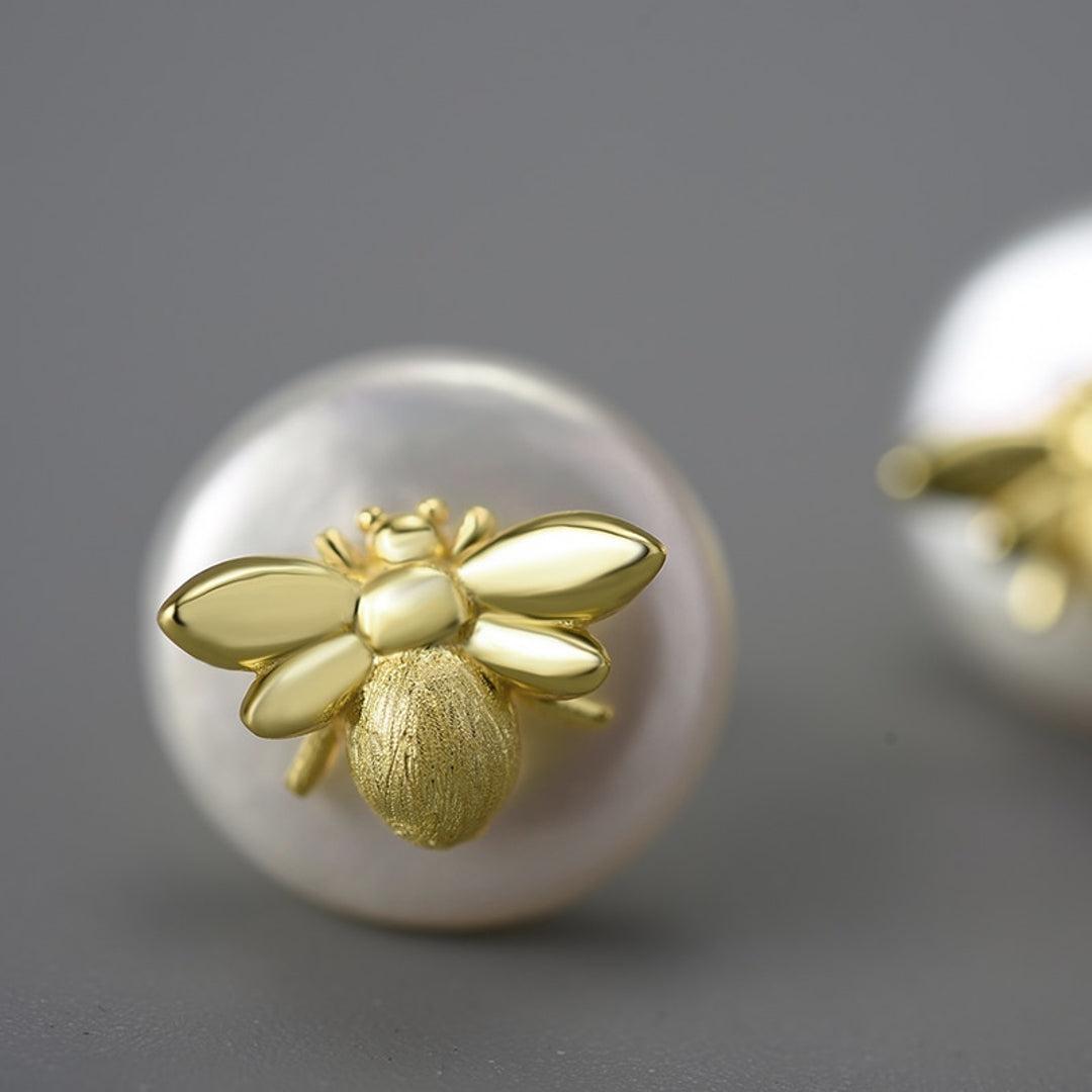 Stud-Earrings-With-Baroque-Pearl-And-Bee_3