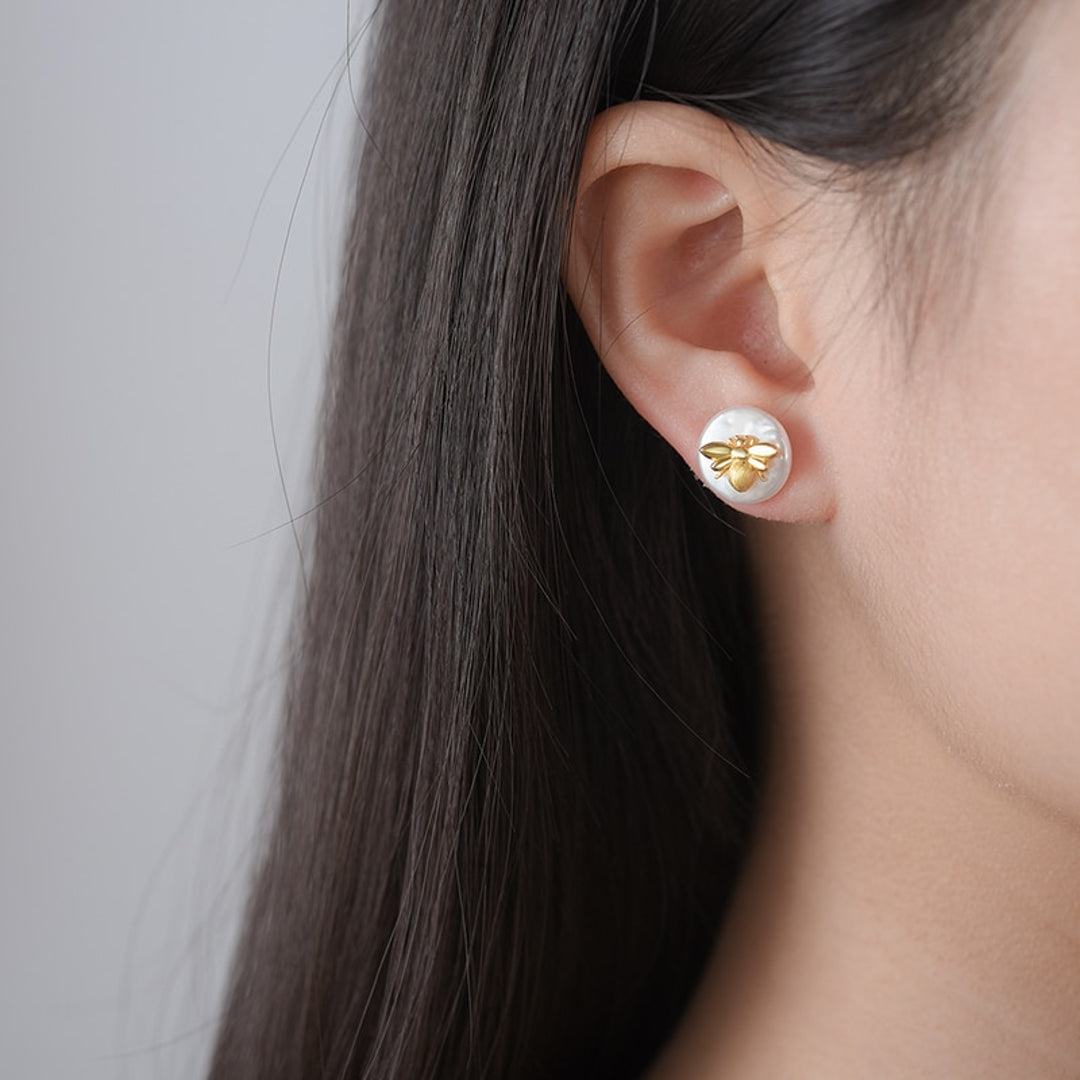 Stud-Earrings-With-Baroque-Pearl-And-Bee_5