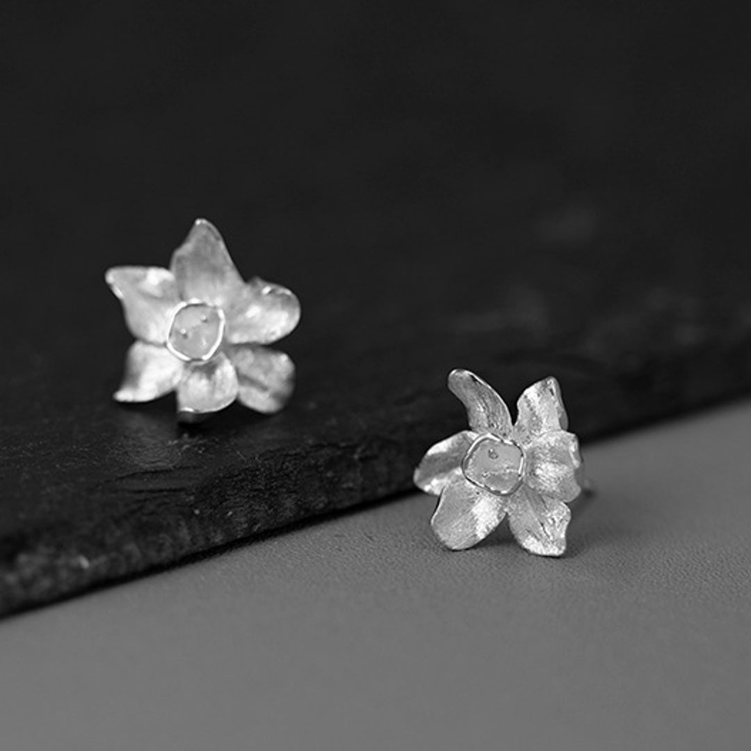 Wild-Narcissus-Flower-Earrings-By-Yonandole_6