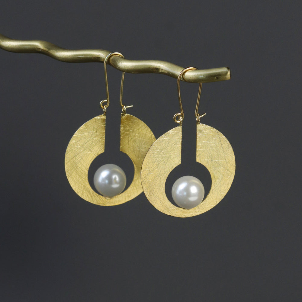 
                  
                    Abstract-Moon-Earrings-With-Shell-Pearl-By-Yonandole_2
                  
                