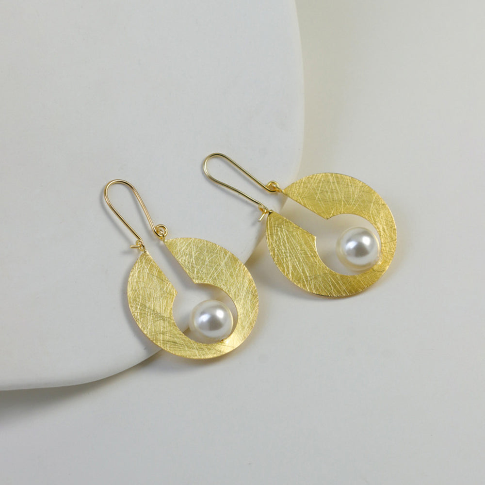 
                  
                    Abstract-Moon-Earrings-With-Shell-Pearl-By-Yonandole_8
                  
                