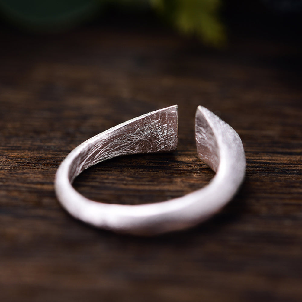 
                  
                    Adjustable-Ring-With-Geometric-Shape-Brushed-By-Yonandole_3
                  
                