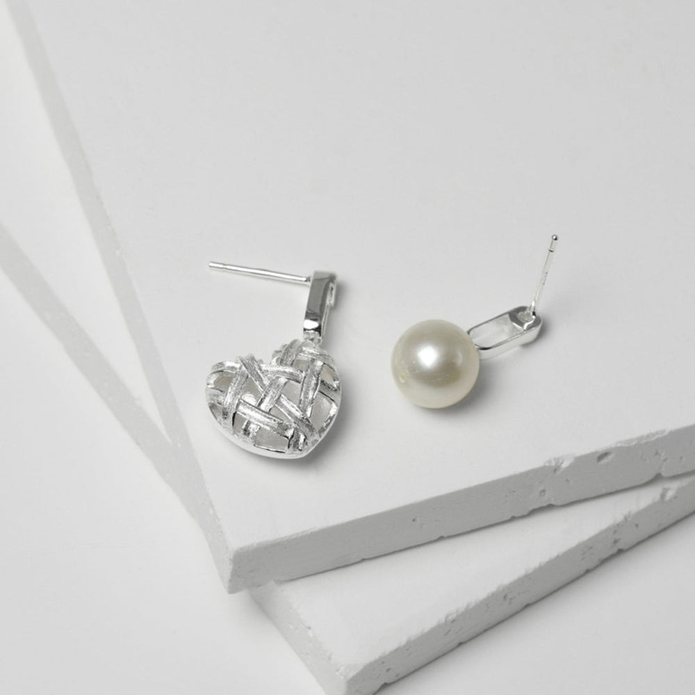 
                  
                    Asymmetrical-Earrings-With-Hollow-Heart-And-Pearl-Yonandole_14
                  
                