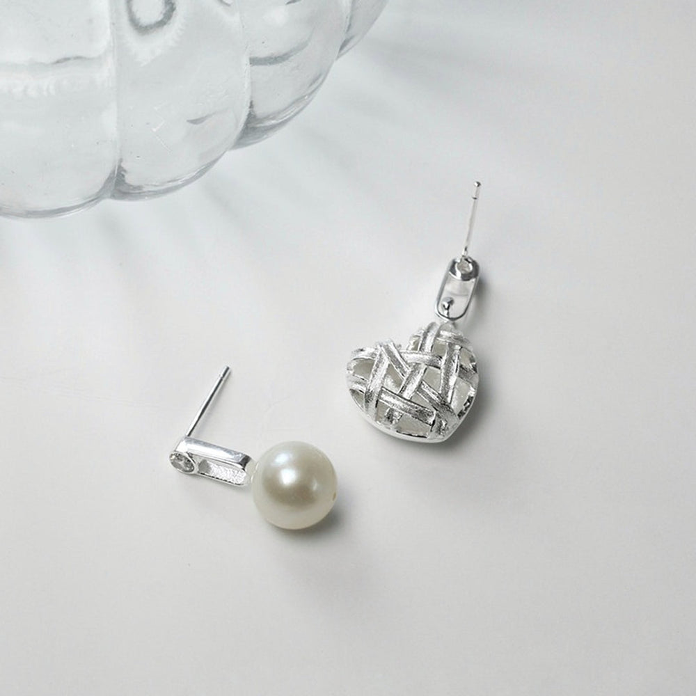 
                  
                    Asymmetrical-Earrings-With-Hollow-Heart-And-Pearl-Yonandole_6
                  
                