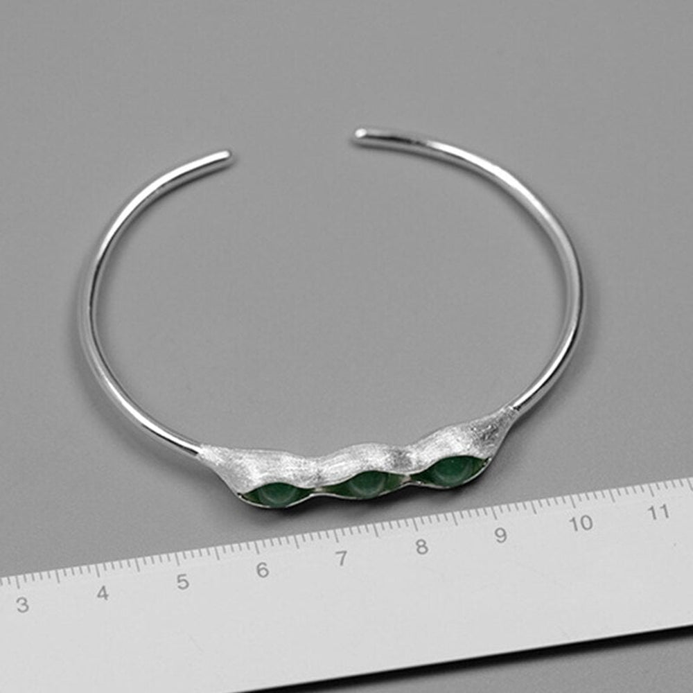 
                      
                        Bangle-With-Pea-Pod-Design-By-Yonandole_5
                      
                    