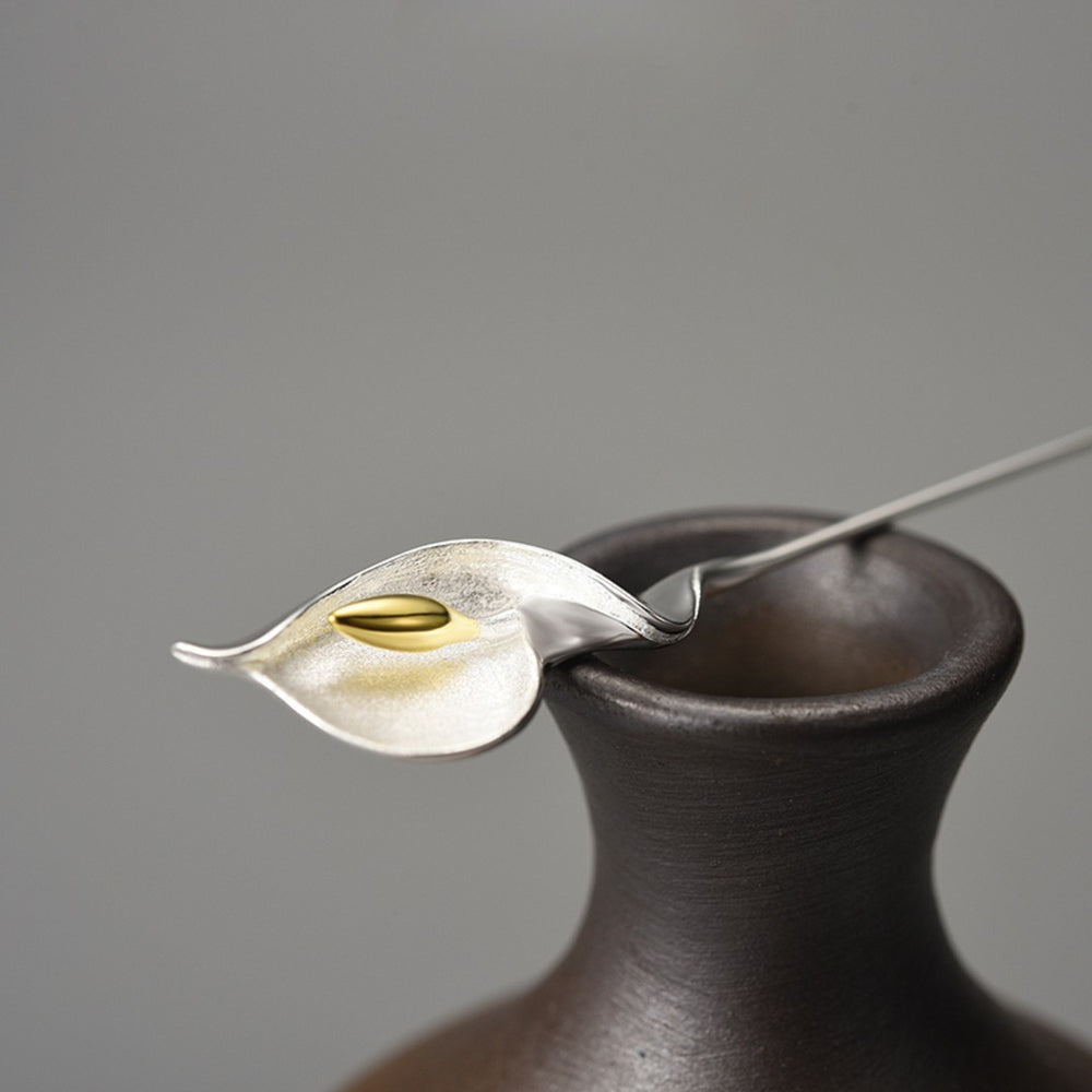 
                  
                    Calla-Brooch-By-Yonandole_1
                  
                