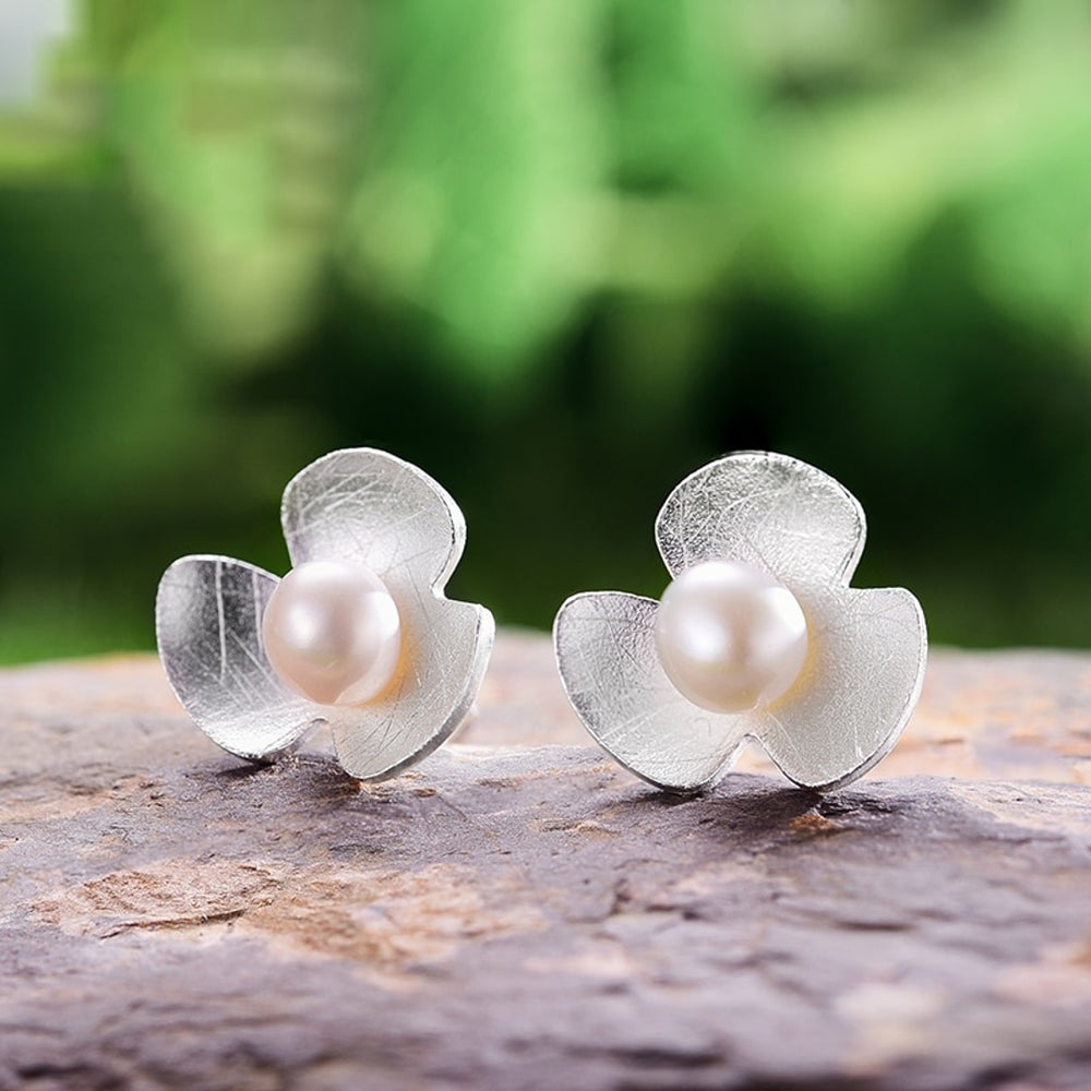 Clover-Earrings-With-Freshwater-Pearl-By-Yonandole_3