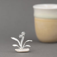 Daffodil-Brooch-With-Baroque-Pearl-By-Yonandole_3