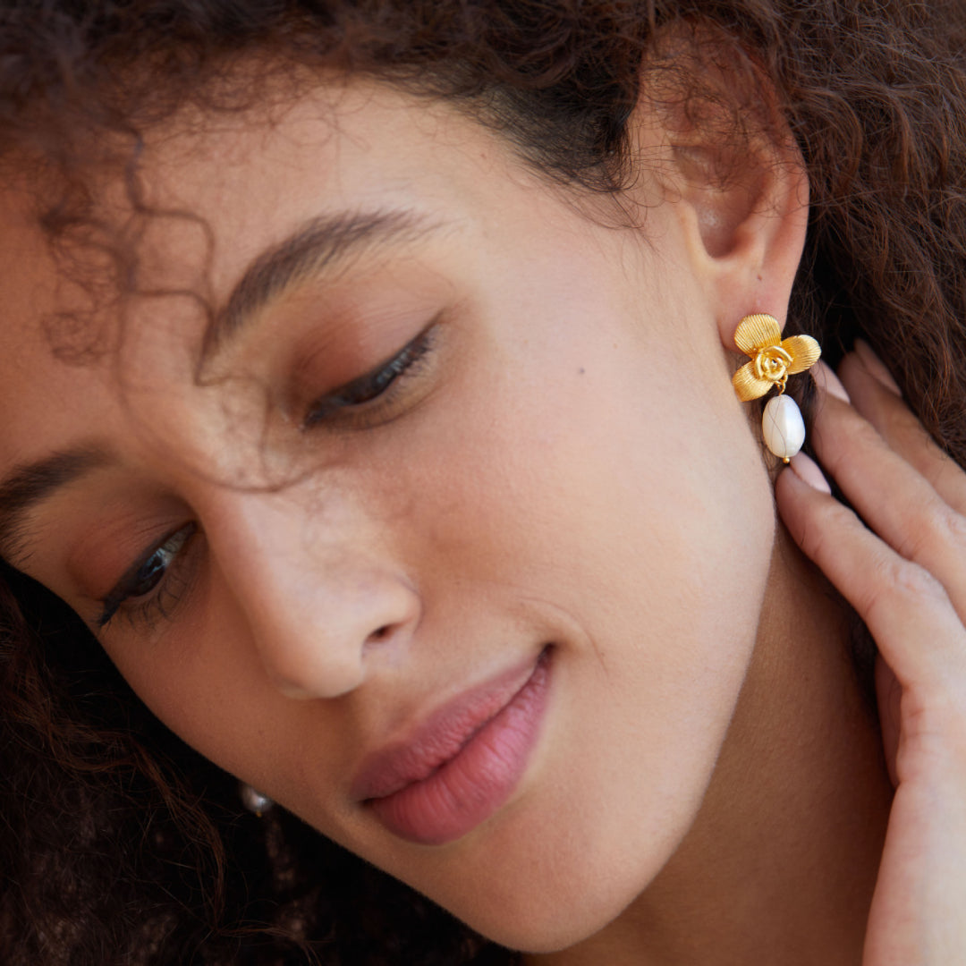 Dangle-Earrings-With-Flower-And-Baroque-Pearl-By-Yonandole_3