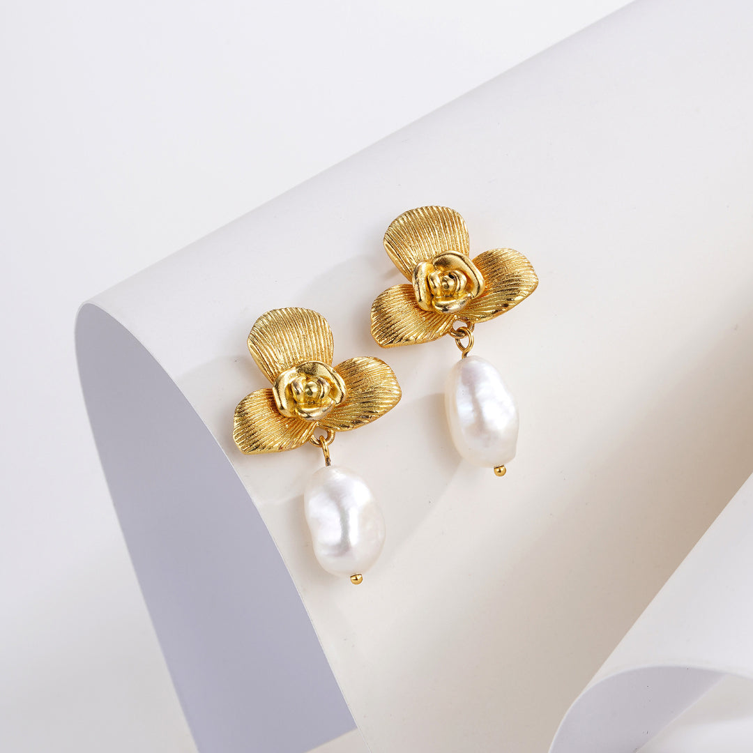 Dangle-Earrings-With-Flower-And-Baroque-Pearl-By-Yonandole_6