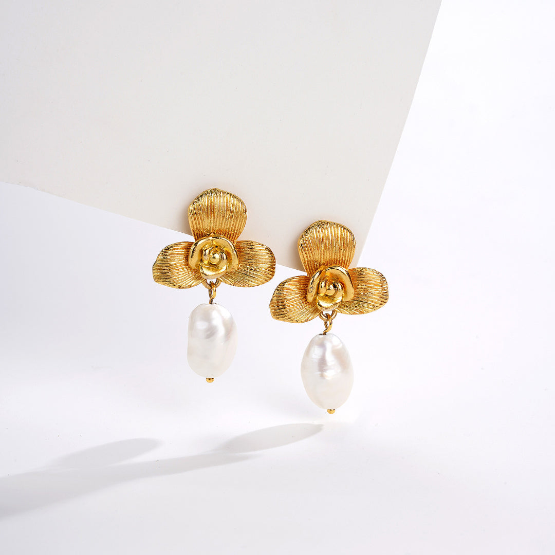 Dangle-Earrings-With-Flower-And-Baroque-Pearl-By-Yonandole_7