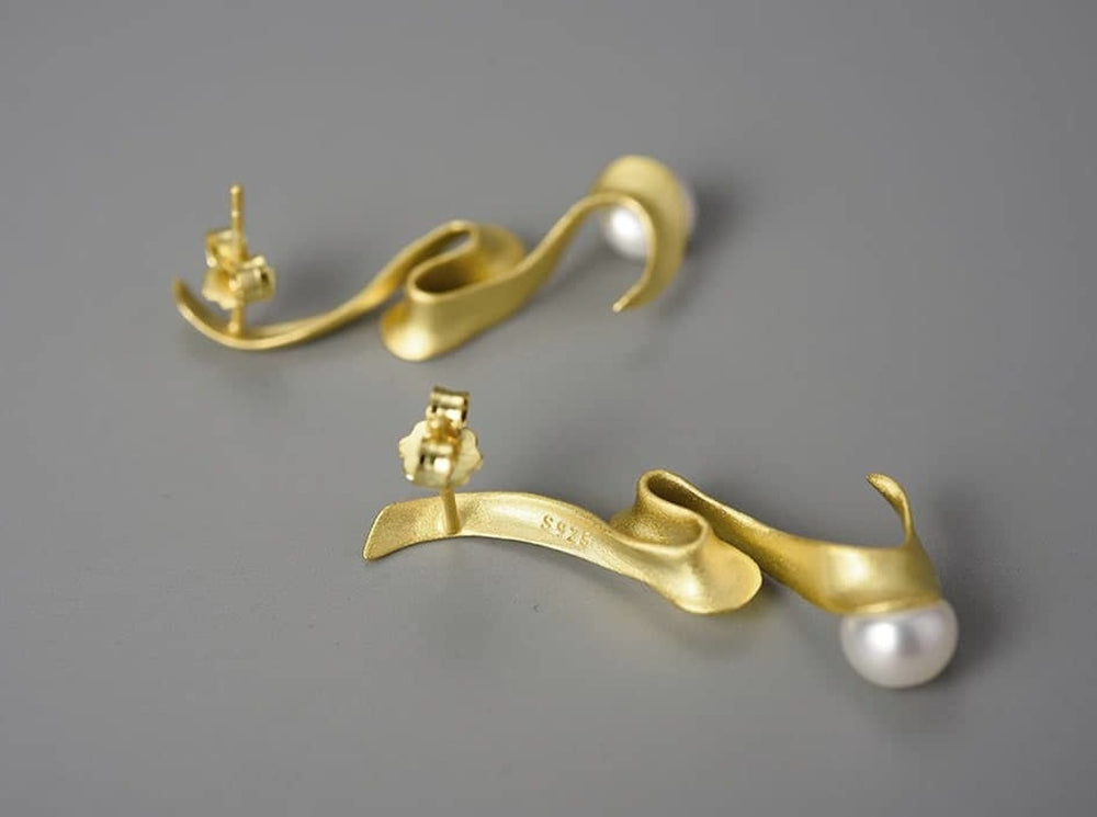 
                      
                        Earrings-With-Curvy-Ribbon-And-Pearl-By-Yonandole_10
                      
                    